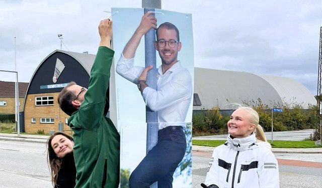 Mathias med hjælpere i gang med plakatophængning. Foto: Privat.