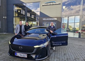 Fra venstre er det Michael Schade, Forretningsfører, Niels Peter Dall værkstedschef, Niclas Stern Jensen, Mazda sælger.