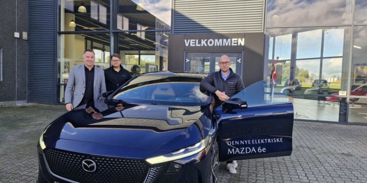 Fra venstre er det Michael Schade, Forretningsfører, Niels Peter Dall værkstedschef, Niclas Stern Jensen, Mazda sælger.