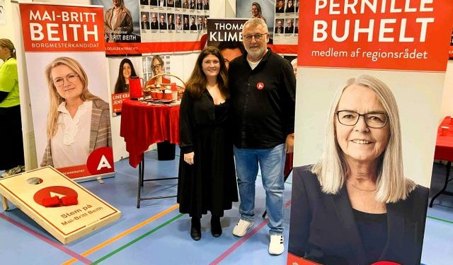 Byrådskandidat Peter Ernst Sundbæk ses her sammen med byrådsmedlem Line Kraghede Jensen i Socialdemokratiets stand på Hjørring Messen 2025. Foto (arkiv): Palle W. Nielsen.