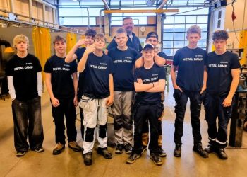 10 unge hygger sig på EUC Nords metalværksted på Metal Camp sammen med faglærer Sonni Læsø.