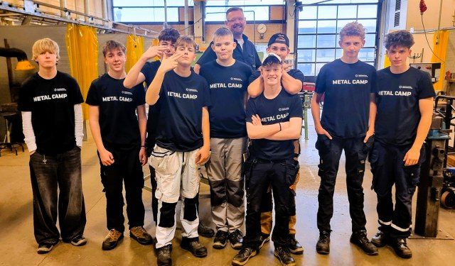 10 unge hygger sig på EUC Nords metalværksted på Metal Camp sammen med faglærer Sonni Læsø.