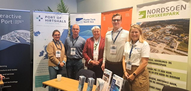 Repræsentanter fra Hirtshals Havn, Nordsøen Forskerpark og Flume Tank North Sea ved Skagerrak Konferencen 2025. Foto: Nordsøen Forskerpark.