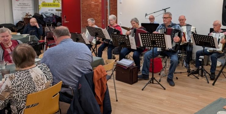 Både beboere og gæster havde en dejlig eftermiddag i selskab med Tårs-Lendum Harmonikaklub.