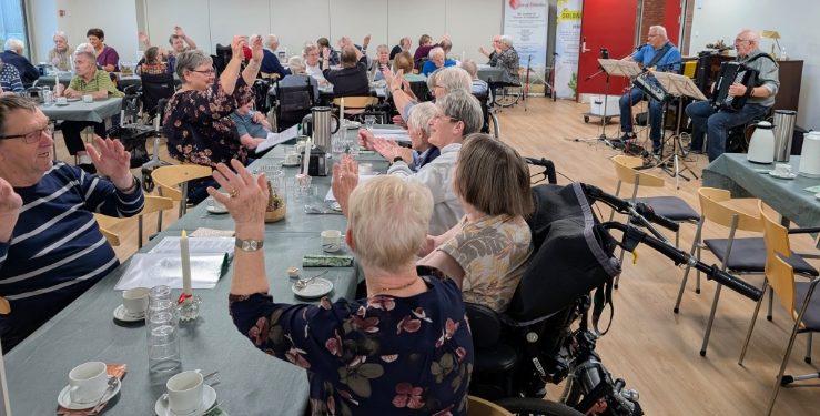 Der var sangglæde og god stemning til underholdningen med Per og Preben.