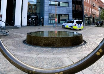 Politi ved rådhuset i Hjørring. Foto (arkiv): Privat.