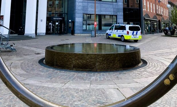 Politi ved rådhuset i Hjørring. Foto (arkiv): Privat.