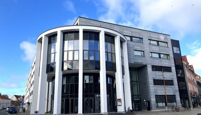 Rådhuset på Springvandspladsen midt i Hjørring. Foto (arkiv): Palle W. Nielsen.