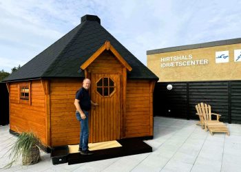 Centerleder Lars-Henrik Kristensen ved døren til den store og flotte sauna i loungeområdet umiddelbart vest for svømmehallen hos Hirtshals Idrætscenter. Foto: Niels Skipper.