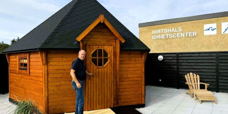 Centerleder Lars-Henrik Kristensen ved døren til den store og flotte sauna i loungeområdet umiddelbart vest for svømmehallen hos Hirtshals Idrætscenter. Foto: Niels Skipper.