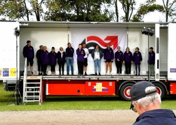Frivillige forsamlet ved afslutningen af Stafet For Livet 2025. Foto (arkiv): Niels Skipper.