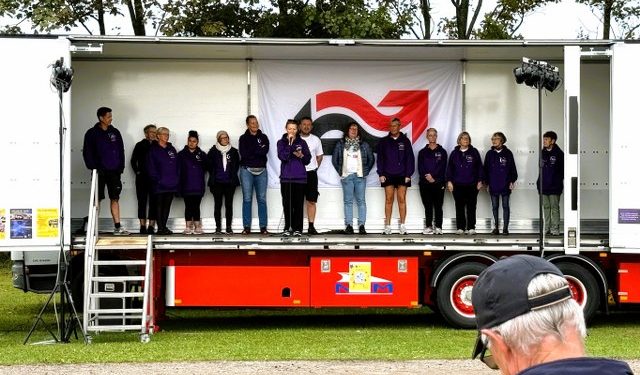 Frivillige forsamlet ved afslutningen af Stafet For Livet 2025. Foto (arkiv): Niels Skipper.