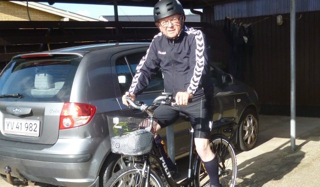 Svend Høholt har ikke bare sat sig på cyjlen, men stiller også kandidaterne et klart spørgsmål frem mod KV25 i Hjørring Kommune. Foto: Privat.