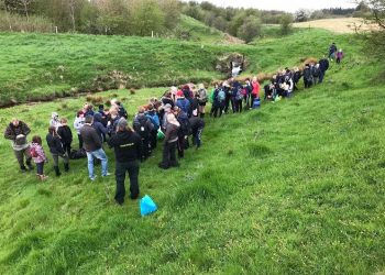 Tannisbugt Natur- og Vandplejeforening på udflugt i nærområdet med elever fra Bindslev Skole. Foto (arkiv): Niels Skipper.