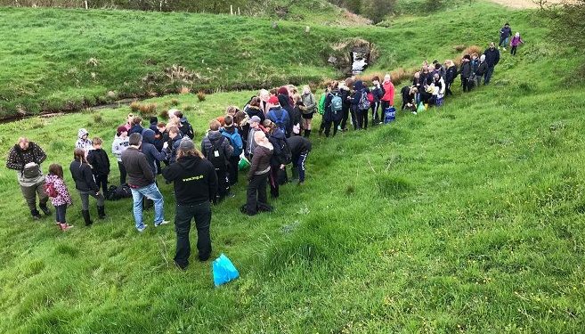 Tannisbugt Natur- og Vandplejeforening på udflugt i nærområdet med elever fra Bindslev Skole. Foto (arkiv): Niels Skipper.