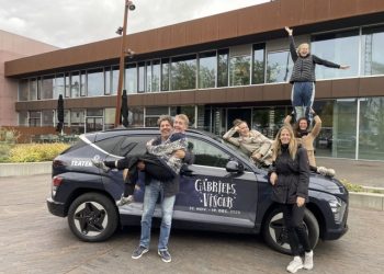 Glæde på holdet bag Gabriels Vinger. Foto: Vendsyssel Teater.