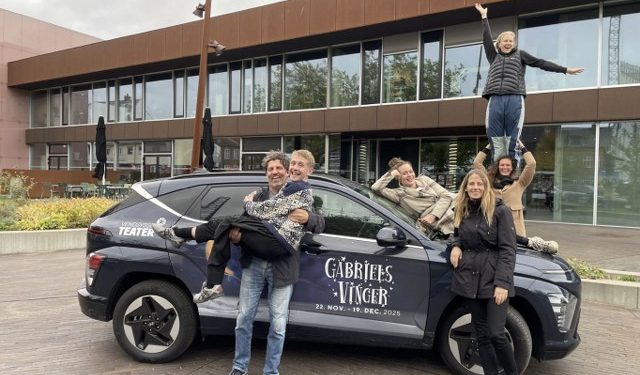 Glæde på holdet bag Gabriels Vinger. Foto: Vendsyssel Teater.