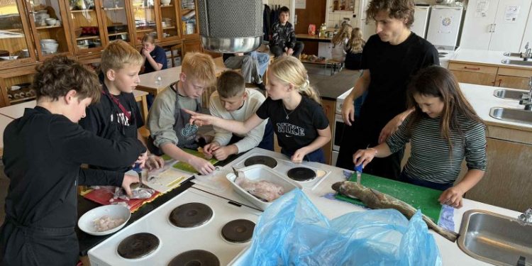 Fisken kom på disken med Lasse fra Tri i Agger. Foto: Niels Skipper.