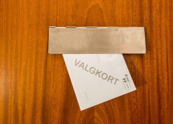 Valgkort dumper ind af brevsprækken. Foto: Hjørring Kommune.