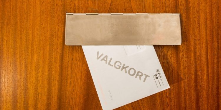 Valgkort dumper ind af brevsprækken. Foto: Hjørring Kommune.
