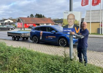 Lars Høgh fra Venstre ses her i gang med plakaophængning overfor Brugsen i Tornby. Foto: Niels Chr. Jakobsen.