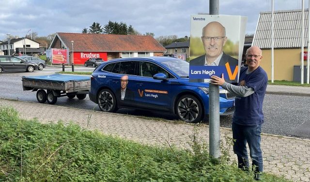 Lars Høgh fra Venstre ses her i gang med plakaophængning overfor Brugsen i Tornby. Foto: Niels Chr. Jakobsen.