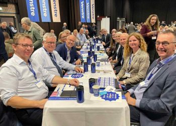 Betina D. Jensen sammen med borgmester Søren Smalbro og en stor flok lkalpolitikere fra Hjørring til Venstres Landsmøde i Odense. Foto: Privat.