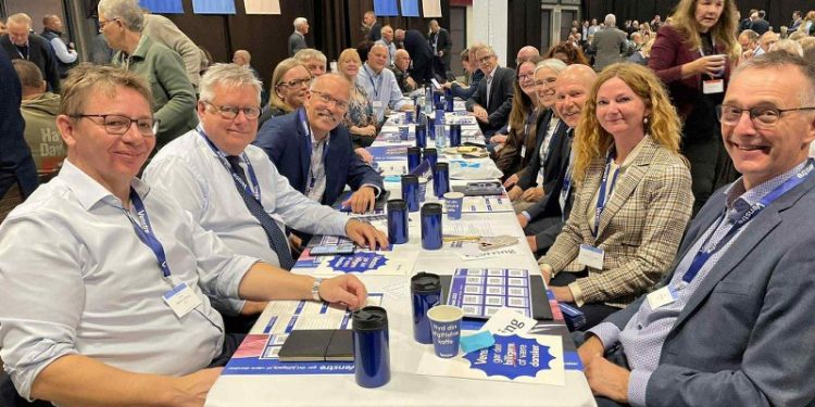Betina D. Jensen sammen med borgmester Søren Smalbro og en stor flok lkalpolitikere fra Hjørring til Venstres Landsmøde i Odense. Foto: Privat.