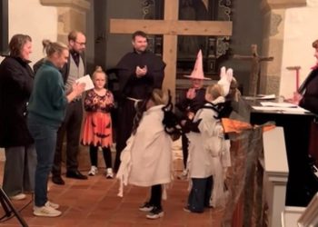 Sognepræst Johan Hermann Rump med store og små ved Halloween  i Uggerby 2024. Privatfoto