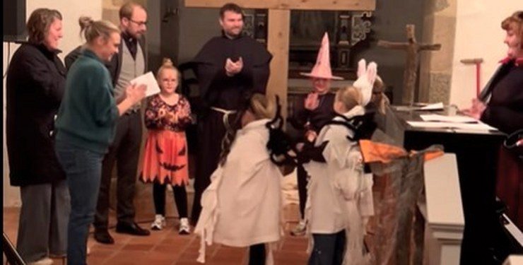 Sognepræst Johan Hermann Rump med store og små ved Halloween  i Uggerby 2024. Privatfoto