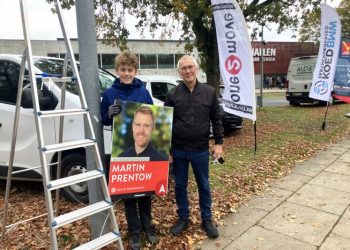 Sønnen Bastian og far Jørn venter på grønt lys til at hænge Martin Prentow op i lygtepælen. Foto: Palle W. Nielsen