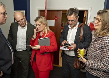 Søren Smalbro (V) og Per Møller (C) studerer valgtal i selskab med socialdemokraterne Mai-Britt Beith, Thomas Klimek og skatteminister Ane Halsboe-Jørgensen. Foto: Hans Ravn.
