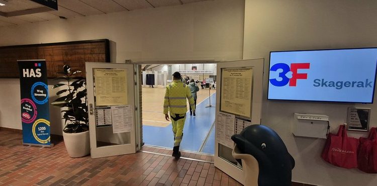 Valgstedet har åbent i Hirtshals Idrætscenter. Foto: Presse-fotos.dk.