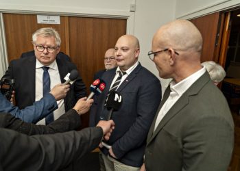 Andreas Huus Andersen fra Danmarksdemokraterne mellem borgmester Søren Smalbro (V) og Per Møller (C) efter konstitueringen på Vendelbohus. Bagerst ses også Frode Larsen fra DF. Foto: Hans Ravn.