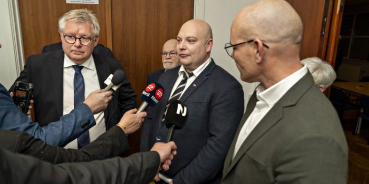 Andreas Huus Andersen fra Danmarksdemokraterne mellem borgmester Søren Smalbro (V) og Per Møller (C) efter konstitueringen på Vendelbohus. Bagerst ses også Frode Larsen fra DF. Foto: Hans Ravn.