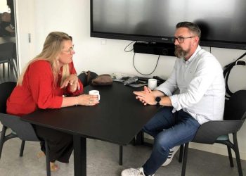 Socialdemokratiets borgmesterkandidat Mai-Britt Beith og forstander Kasper Nelleman på kontoret hos Nordsøen Fri Fagskole. Foto: Privat.