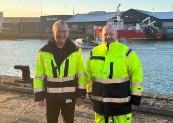 Boye Larsen og Jan Seidler foran havnekontoret for enden af Auktionskajen.  Foto: Hirtshals Havn.