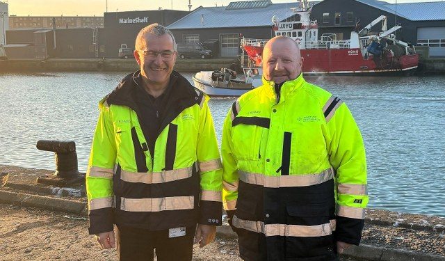 Boye Larsen og Jan Seidler foran havnekontoret for enden af Auktionskajen.  Foto: Hirtshals Havn.