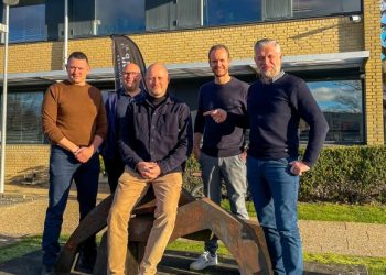 Allan H. Bjerregaard siddende ses sammen med Bjørn Frederiksen, Anders Langeland Christensen, Morten Christensen og Søren Jepsen. fra partnerkredsen mangler her Jacob Munch Nielsen og Marianne Dyring-Olsen. Foto: Brix & Kamp.