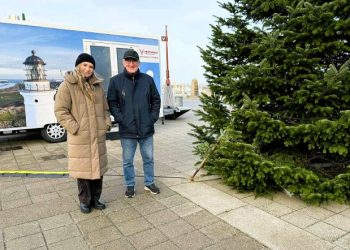 Cecilie Kjeldgaard Petersen med ansvar for PR på Facebook og handelschef Per Martensen fra Hirtshals Handel & Erhverv glæder sig til at tage imod julemanden og gæsterne på Den Grønne Plads i Hirtshals. Foto: Niels Skipper.