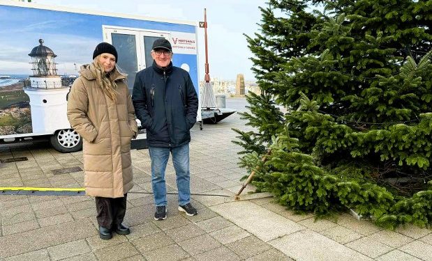 Cecilie Kjeldgaard Petersen med ansvar for PR på Facebook og handelschef Per Martensen fra Hirtshals Handel & Erhverv glæder sig til at tage imod julemanden og gæsterne på Den Grønne Plads i Hirtshals. Foto: Niels Skipper.