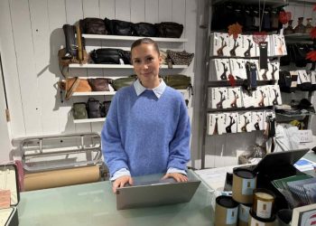 Cecilie Kjeldgård Petersen skal styrke Hirtshals Handel & Erhverv på Facebook og senere måske Instagram. Foto: Niels Skipper.