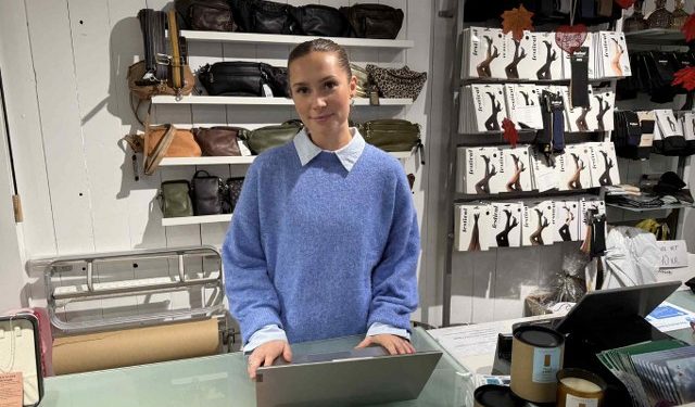 Cecilie Kjeldgård Petersen skal styrke Hirtshals Handel & Erhverv på Facebook og senere måske Instagram. Foto: Niels Skipper.