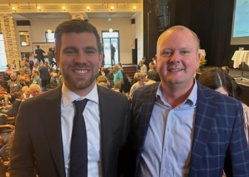 Regeringen og ikke mindst vores landdistriktsminister Morten Dahlin fra Venstre, fortjener ros for et nyt landdistriktsudspil, der sætter en ny retning, hvor vækst, trivsel og erhvervsliv i landdistrikterne får den opmærksomhed, det fortjener, skriver Christian Borrisholt Steen fra Arbejdsgiverforeningen KA. På billedet ses han sammen med Morten Dahlin (tv). Foto: Privat.