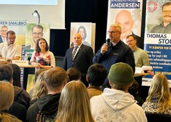 Dan Gaardboe Rueskov  fra Liberal Alliance med mikrofonen ved et vælgermøde til KV25 i Hjørring Kommune. Foto: Privat.