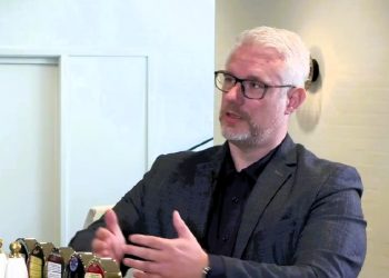 Dan Gaardbo Rueskov i snak med Niels Viberg fra Skaga FM på Vendelbohus. Foto: Screendump.