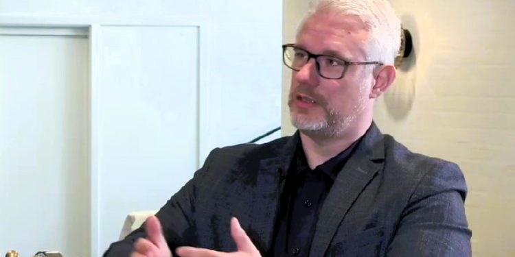 Dan Gaardbo Rueskov i snak med Niels Viberg fra Skaga FM på Vendelbohus. Foto: Screendump.