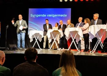 Daniel Rugholm ses her stående yderst til venstre ved et syngende valgmøde i Frysehuset. Foto: Sangkraft Hjørring.