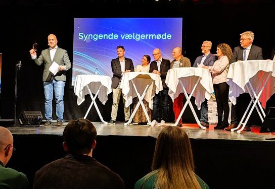 Daniel Rugholm ses her stående yderst til venstre ved et syngende valgmøde i Frysehuset. Foto: Sangkraft Hjørring.