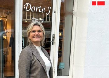 Dorte Johst foran butikken Dorte J i Østergade i Hjørring. Privatfoto
